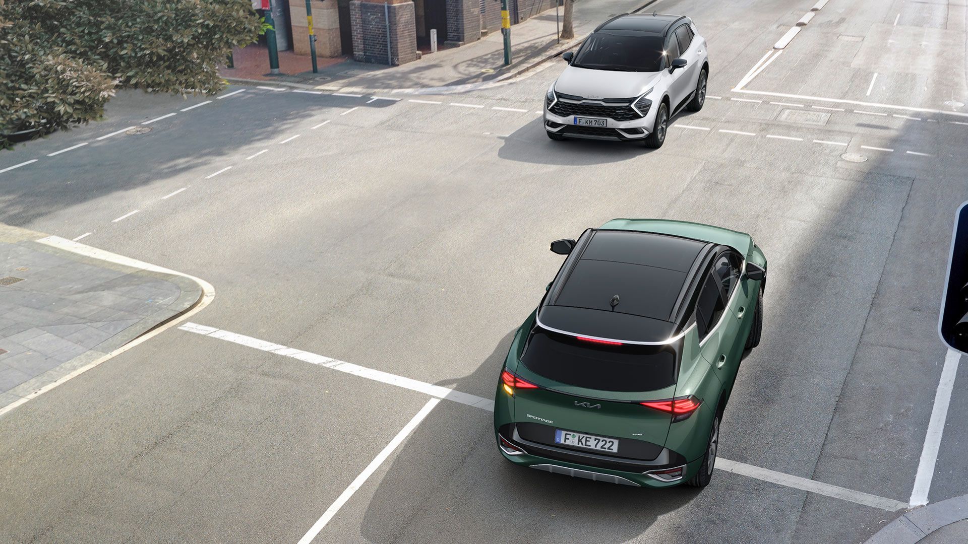 Kia Sportage, Vogelperspektive auf zwei Sportage auf einer Kreuzung